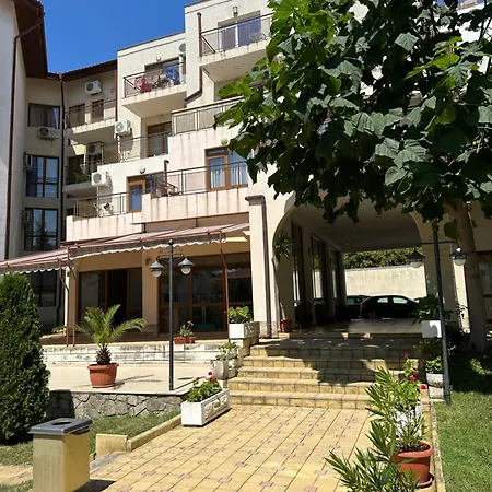 アパート Complex Compass